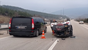 Karabük'te otomobille çarpışan cip devrildi, 7 kişi yaralandı