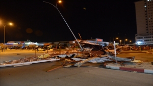 Karaman'da öğrenci yurdunun çatısı uçtu