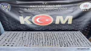 Kayseri'de buzdolabına gizlenmiş 688 sikke ele geçirildi