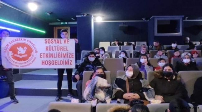 Kayseri'de Sivaslılar Derneğinden gençlere "İyi ki Varsın Eren" filmi sürprizi