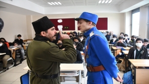 Kentin kurtuluşunu "çat kapı" girdikleri sınıflarda tiyatroyla anlatıyorlar