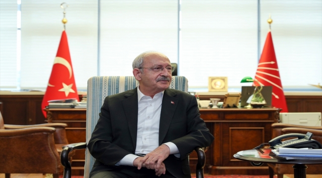 Kılıçdaroğlu, Hakkari'den partisine yeni katılanlara rozet taktı