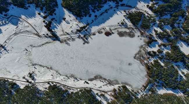 Kütahya'da kalp şeklindeki donan göl kış manzarasıyla ziyaretçi çekiyor