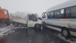 Malatya'da yolcu minibüsü ile kamyonet çarpıştı, 9 kişi yaralandı