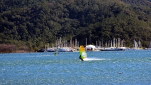 Marmaris'te adrenalin tutkunları karayelde sörf yaptı