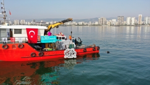 Mersin'de 14 yapay resif denize indirildi