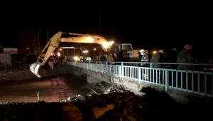 Mersin'de taşkın riski nedeniyle Alata Deresi üstündeki köprü trafiğe kapatıldı