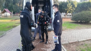 Mersin'de uygulamadan kaçan zanlıların suya attığı silahı dalgıç polisler buldu