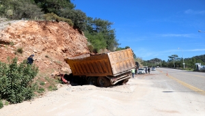 Muğla'da kayalıklara çarparak sıkışan kamyon sürücüsü ağır yaralandı