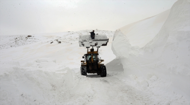 Muş'ta 10 metre kar altındaki köy yolları güçlükle açılıyor