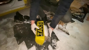 Muş'ta ticari taksinin tepe lambasına gizlenmiş uyuşturucu bulundu