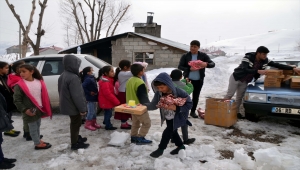 Muş'taki ihtiyaç sahibi çocuklar "elden ele" yardımlarla mutlu oluyor