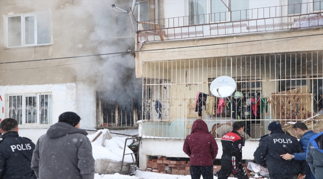 Niğde'de apartmanda çıkan yangında 8 kişi dumandan etkilendi
