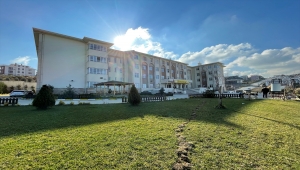 Okul serasında ürettikleri çiçeklerle insanların mutluluklarına ortak oluyorlar