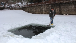 Ördekler için Boraboy Gölü'nün yüzeyindeki buzu kestiler
