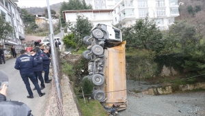 Ordu'da rampada kayan kamyon okul bahçesine düştü
