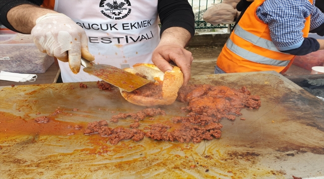 Osmaniye'de düzenlenen festivalde 15 bin sucuk ekmek dağıtıldı