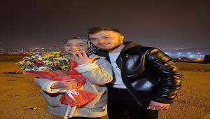 Otomobillerle "ay yıldız" yaparak kız arkadaşına evlenme teklif etti