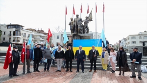 Rusya'nın Ukrayna'ya askeri operasyonu Antalya'da protesto edildi