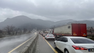 Sakarya'da refüje çarpan tır ulaşımı aksattı