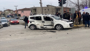 Samsun'da iki hafif ticari aracın çarpıştığı kazada 4 kişi yaralandı