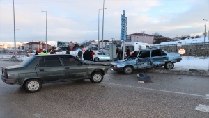 Samsun'da iki otomobilin çarpışması sonucu 4 kişi yaralandı 