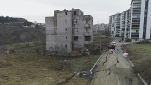 Samsun'da toprak kayması nedeniyle bir bina boşaltıldı
