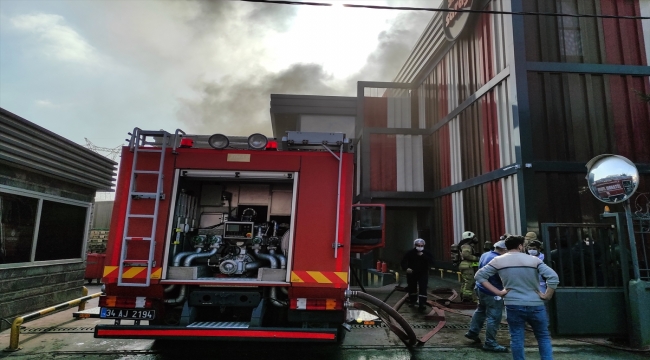 Sancaktepe'de simit üretimi yapılan fabrikada yangın