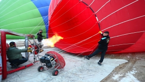 Sevgililer Günü'nde çiftler balon manzaralı Kapadokya'ya akın etti