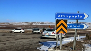 Sivas'ta iki otomobilin çarpıştığı kazada 5 kişi yaralandı