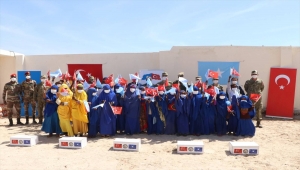 Somali Türk Görev Kuvveti Komutanlığı, okullara gıda ve kırtasiye yardımı yaptı