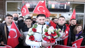 "Uçan Türk", Erzurum'da çiçeklerle karşılandı
