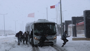 Ukrayna'dan çoğu öğrenci 184 kişilik grup Hamzabeyli Sınır Kapısı'na ulaştı