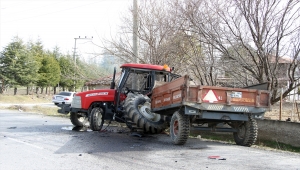 Uşak'ta kamyonetle traktörün çarpıştığı kazada 3 kişi yaralandı