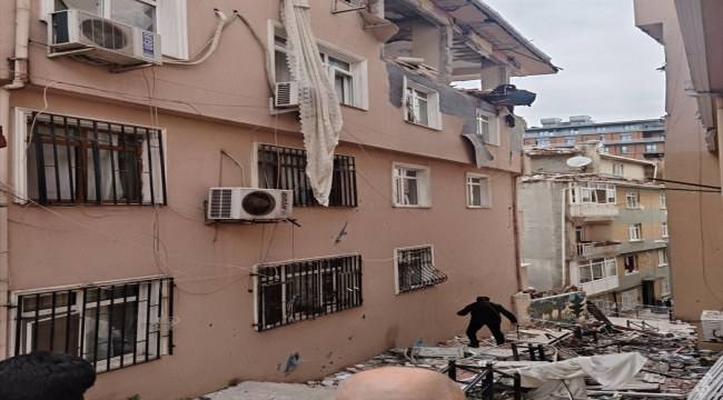 Üsküdar'da 3 katlı binanın üst katında patlama