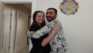 Yatağa bağımlı gazi eşini, sevgisiyle hayata bağlıyor