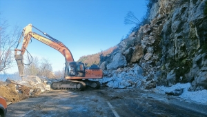 Zonguldak-İstanbul kara yolunda heyelan ulaşımı aksatıyor