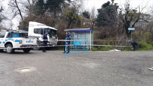 Zonguldak'ta aşırı yağış nedeniyle yolda çökme oluştu