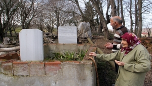 108 yaşındaki Hamide nine her gün yürüyüş yapıp tavukları besliyor