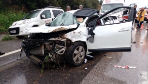Adana'da devrilen otomobildeki 3 kişi yaralandı