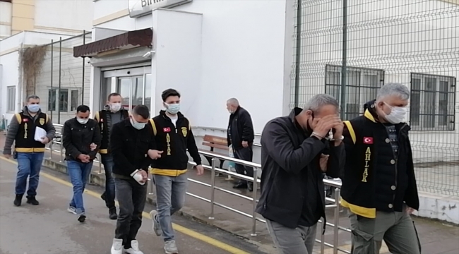 Adana'da fuhuş operasyonunda yakalanan 7 zanlı tutuklandı