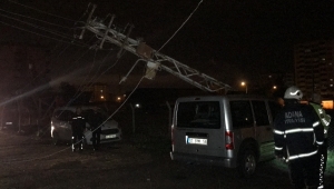 Adana'da hafif ticari araç direğe çarptı, evler ve sokaklar elektriksiz kaldı
