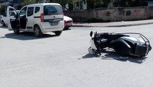 Adana'da motosikletle hafif ticari aracın çarpışması güvenlik kamerasında