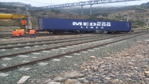 Adana'da yük treninin vagonu raydan çıktı 