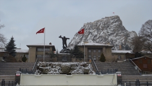 Afyonkarahisar'da kar yağışı etkili oluyor