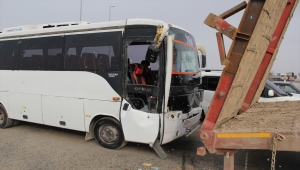 Afyonkarahisar'da servis otobüsü ile tırın çarpıştığı kazada 7 öğrenci yaralandı 