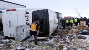 Ağrı'da devrilen yolcu otobüsündeki 12 kişi yaralandı