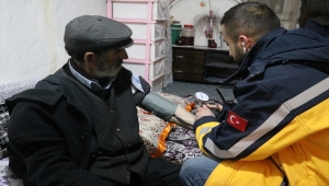 Ağrı'da rahatsızlanan kişi, yolu kardan kapalı mezradan paletli ambulansla alındı