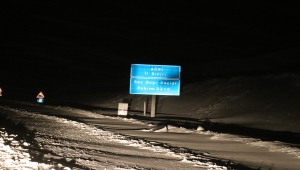Ağrı-Erzurum kara yolu yoğun kar ve tipi nedeniyle tır geçişine kapatıldı