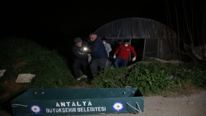 Antalya'da bir kişi çalıştığı çiçek serasında ölü bulundu 